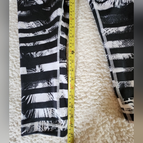 Lululemon Wunder Under Crop II Shady Palms Black White Stripe Banana Leaf sz 8 - Picture 6 of 6